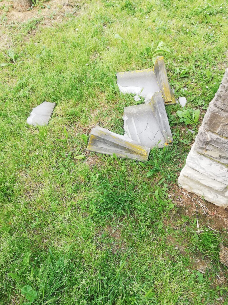 Danneggiata lapide commemorativa del Generale Carlo Alberto Dalla Chiesa