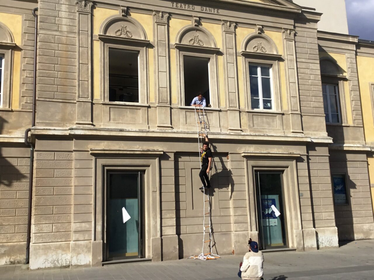 In scena la protesta (ironica) dell’attore Nicola Pecci “Riaprite il teatrodante  Carlo Monni”