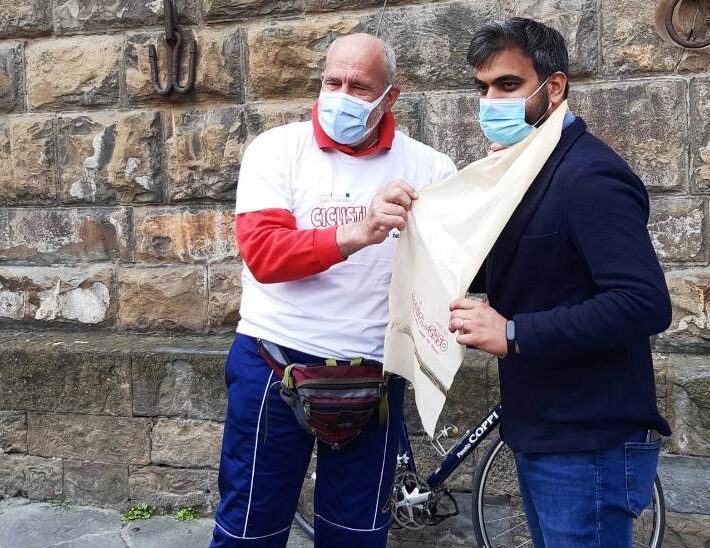Dopo il Giro d’Italia: Banchelli consegna Kata dell’Himalaya all’assessore di Firenze
