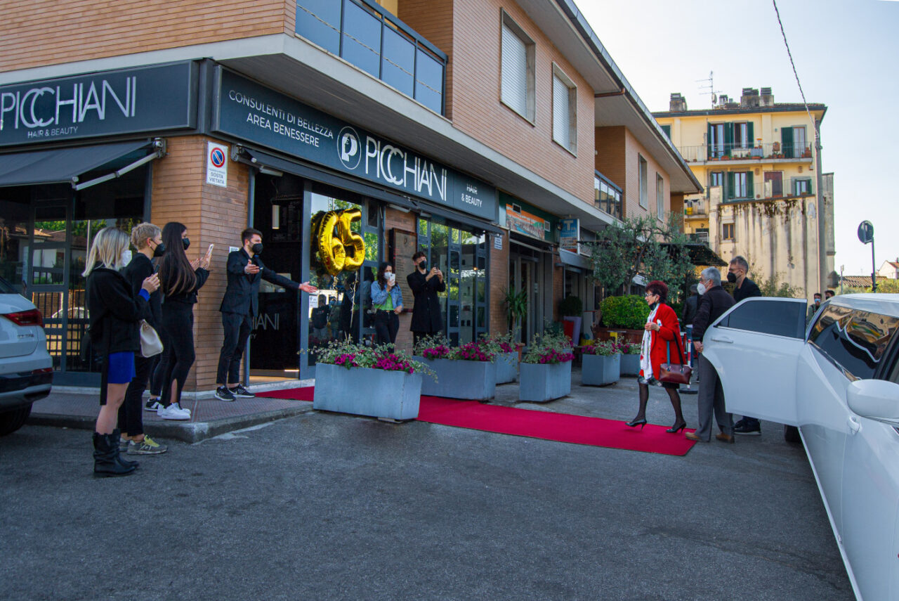 Sesto Fiorentino: cliente da 65 anni, il parrucchiere va a prenderla in Limousine