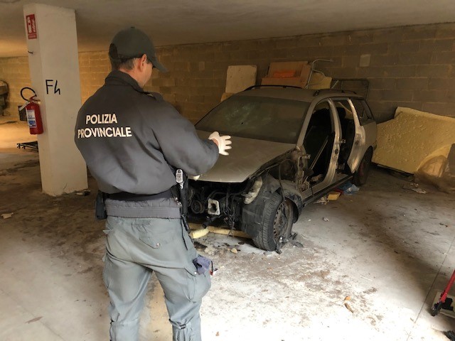 Polizia provinciale di Prato al lavoro per rimuovere i veicoli abbandonati sul territorio