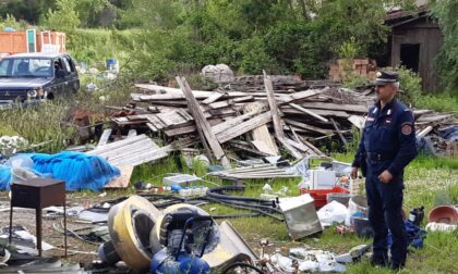 Campi Bisenzio, cumuli di rifiuti abbandonati in via Castronella: denunciato titolare ditta edile