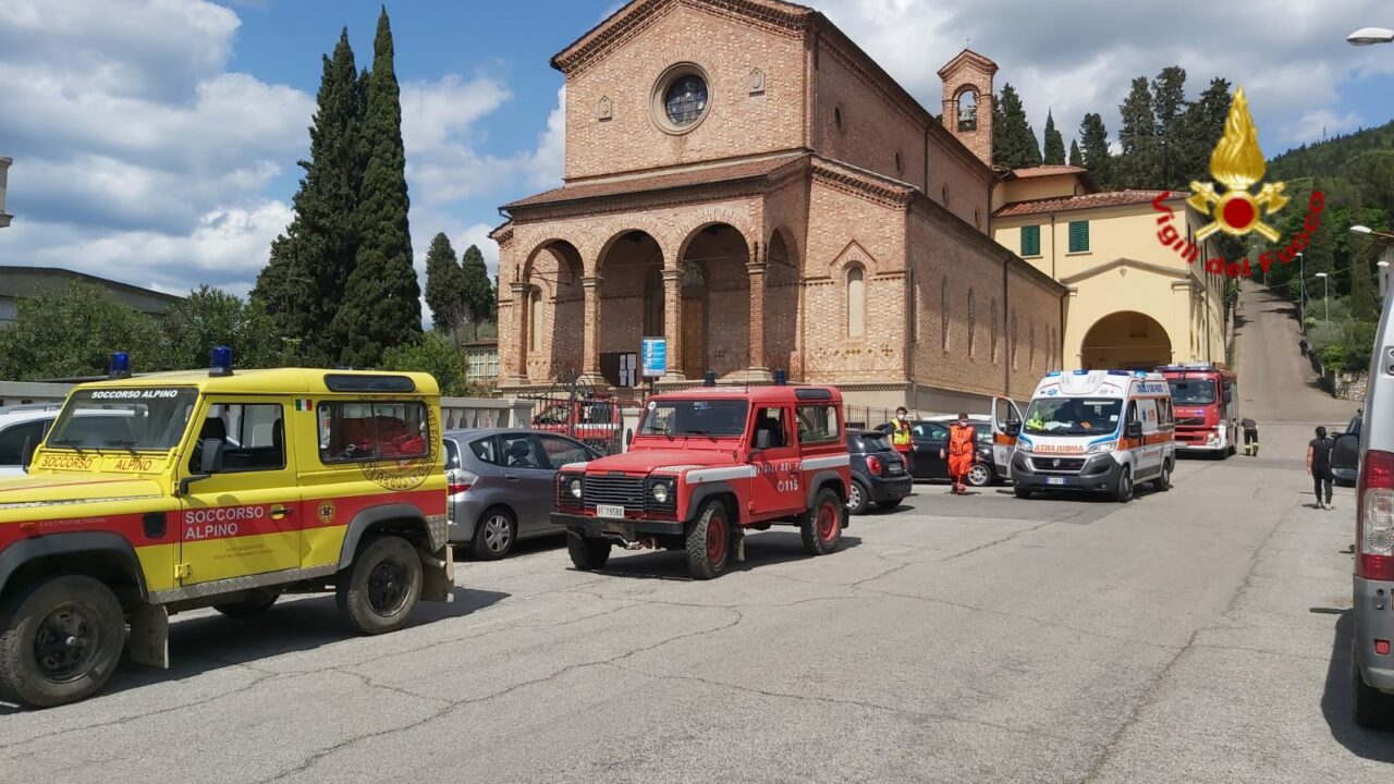 Ciclista aiuta anziano a ritrovare l’auto dopo una camminata ma poi viene ferito da alcuni cani a Cavagliano