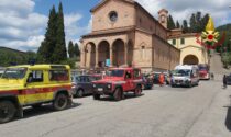 Ciclista aiuta anziano a ritrovare l'auto dopo una camminata ma poi viene ferito da alcuni cani a Cavagliano