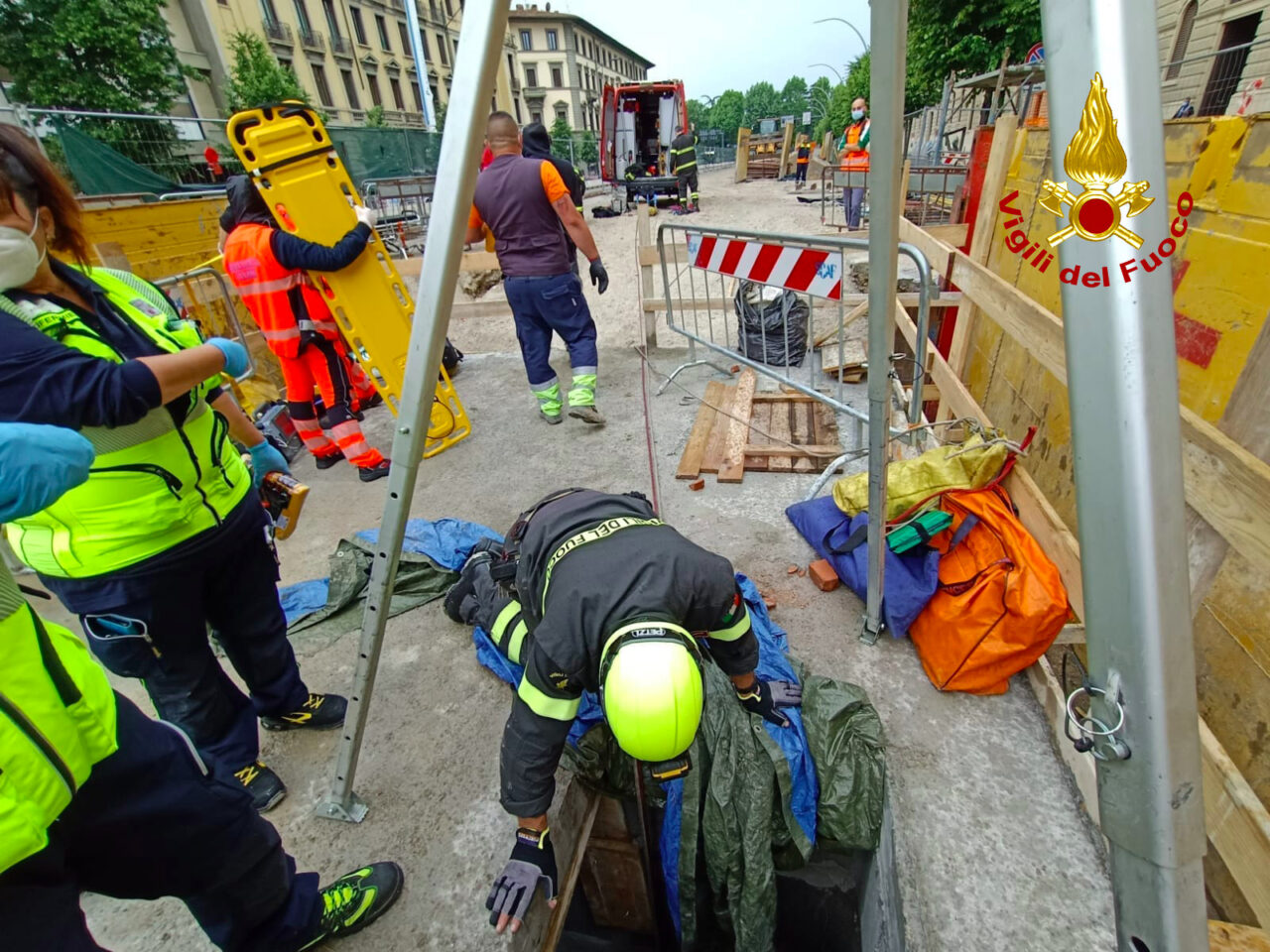 Cade in un tombino profondo sei metri, infortunio sul lavoro in viale Lavagnini a Firenze