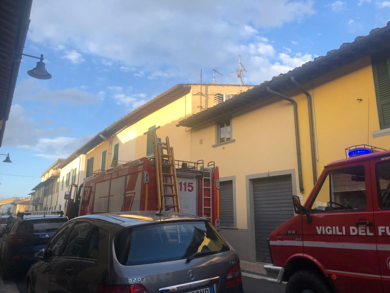 Terrazzo pericolante in via Santa Maria a Campi
