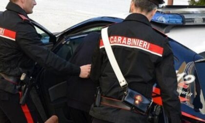 Padre e figlio (carabinieri liberi dal servizio) arrestano tre persone