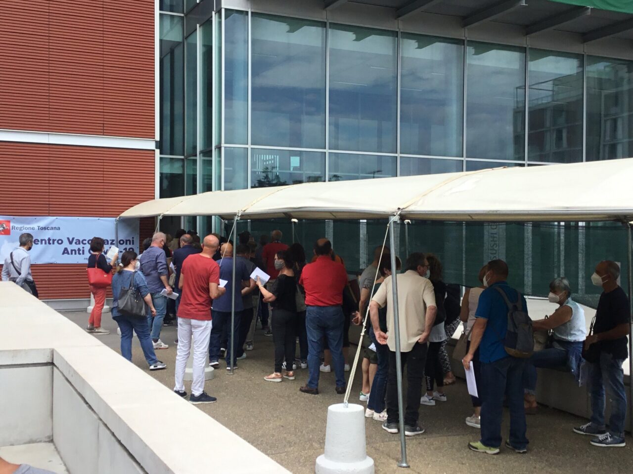 Attimi di tensione al centro  vaccinale di Scandicci, sono intervenuti i Carabinieri