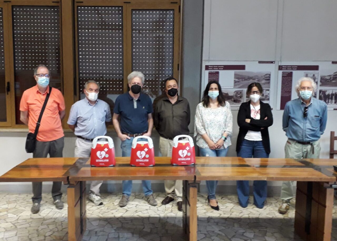 La farmacia cooperativa di Vaiano dona tre defibrillatori alla popolazione: la consegna al Comune