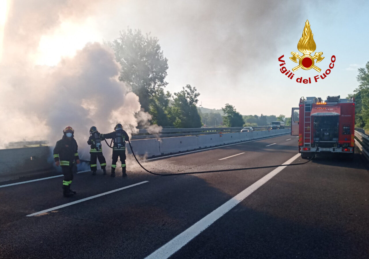 Si infiamma e si stacca gomma da autoarticolato in autostrada: chiusa al traffico