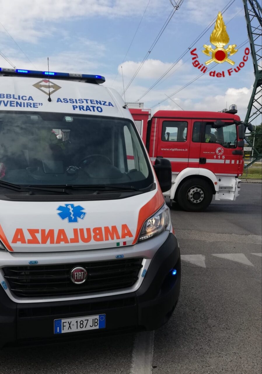 Incidente in via Piemonte: ciclista resta incastrato sotto un’auto
