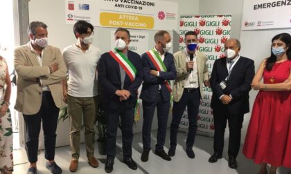 Taglio del nastro al nuovo hub vaccinale nell'area parcheggio del centro commerciale "I Gigli" gestito da Farmapiana - LE FOTO