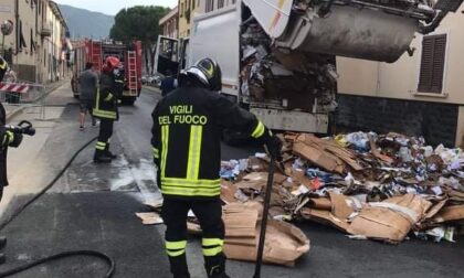 In fiamme un camion della nettezza