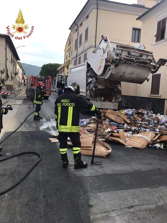 In fiamme un camion della nettezza