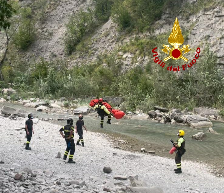 Cade alle cascate di Moraduccio: vigili del fuoco salvano un uomo con l’elicottero