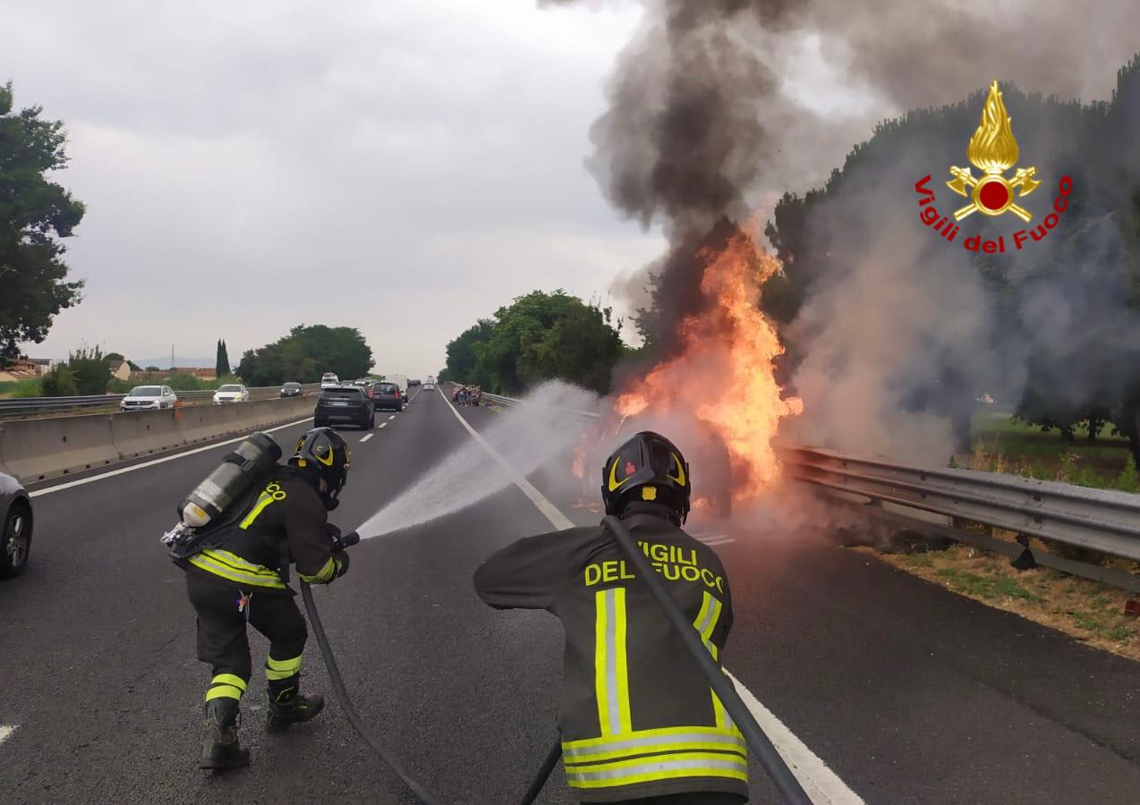 Incendio in autostrada: distrutta Fiat Punto