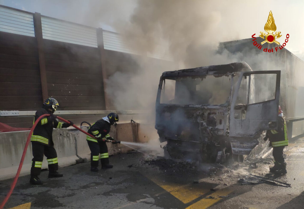 Tir prende fuoco sulla A1