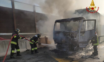 Tir prende fuoco sulla A1