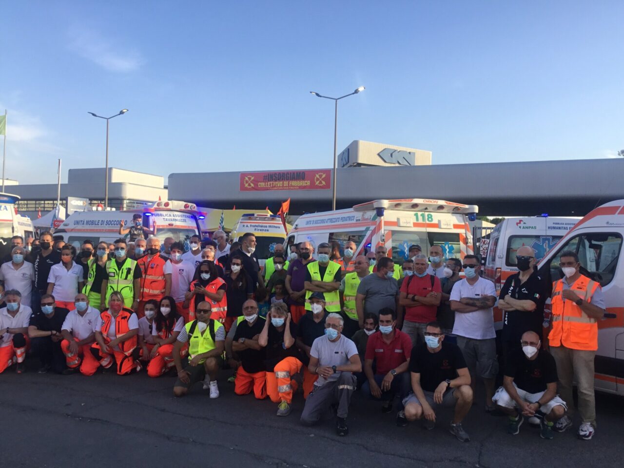 Gkn, decine di ambulanze della Pubblica Assistenza davanti alla fabbrica