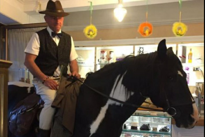 E’ sestese il “cowboy della movida”, che con il suo cavallo fa impazzire Firenze