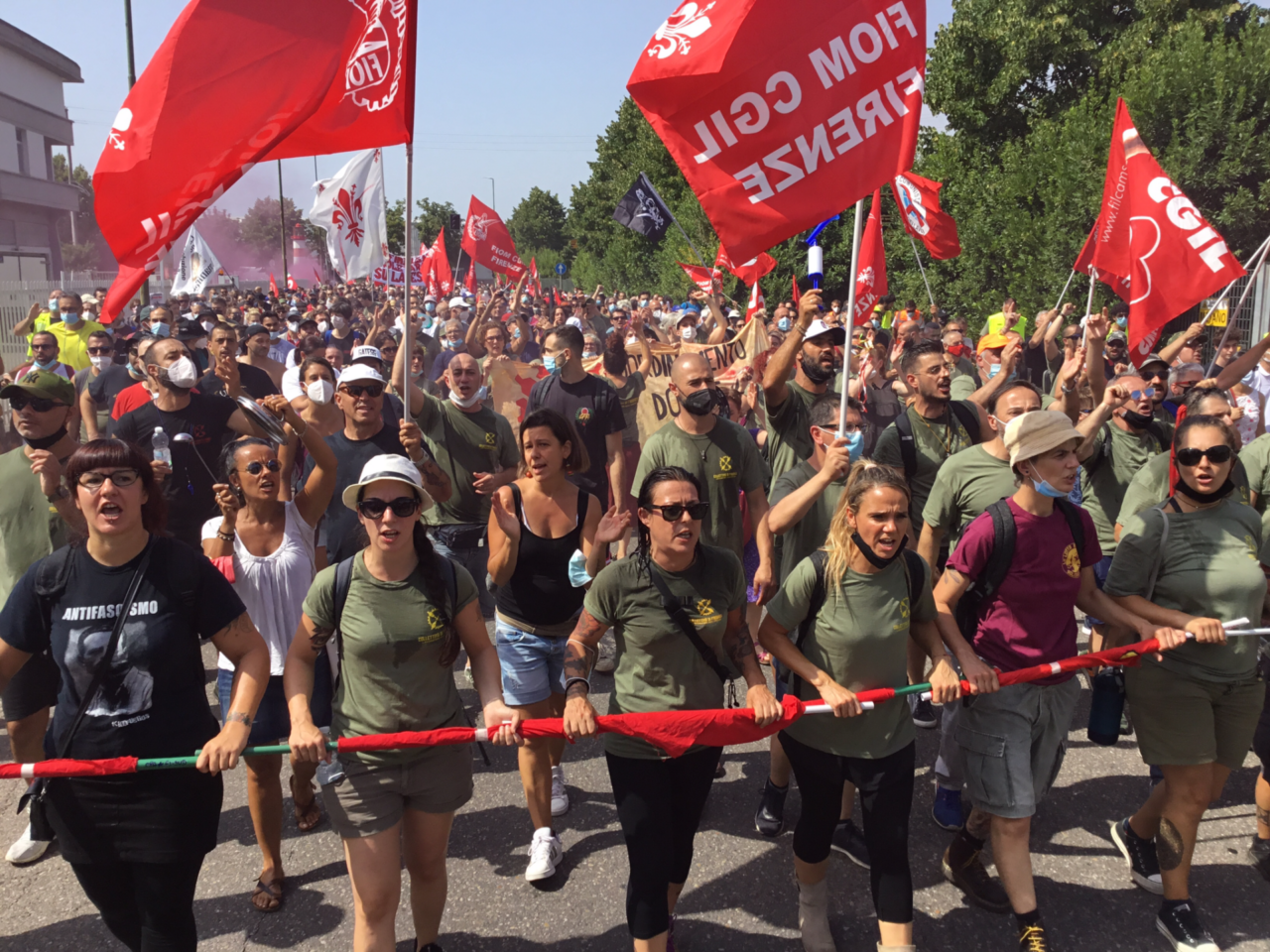 Oltre 10mila persone alla manifestazione Gkn: “Siamo ancora in piedi”