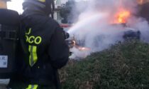 A fuoco auto accanto allo Sporting club