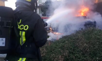 A fuoco auto accanto allo Sporting club