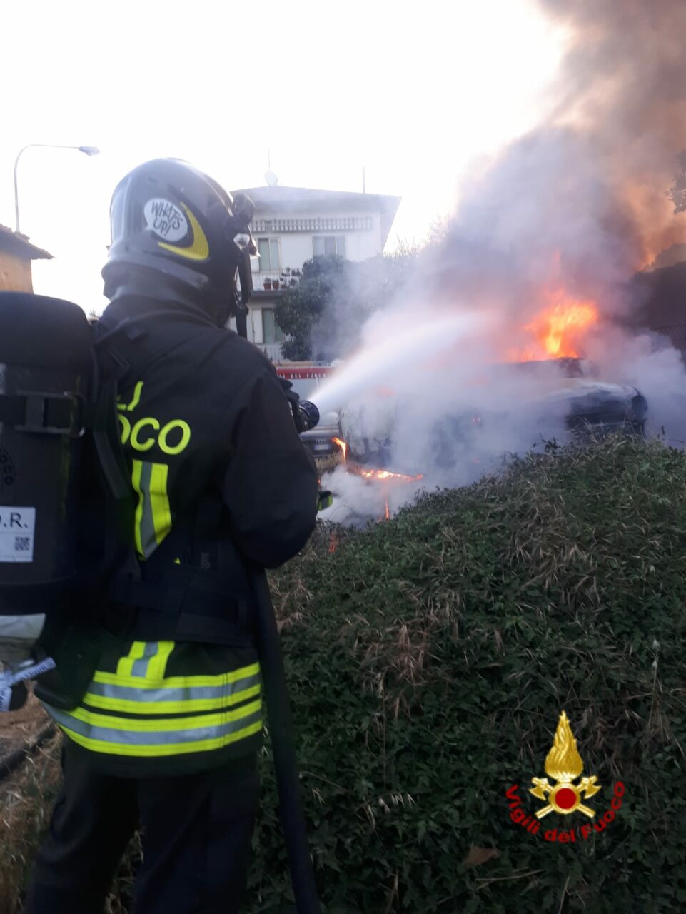 A fuoco auto accanto allo Sporting club