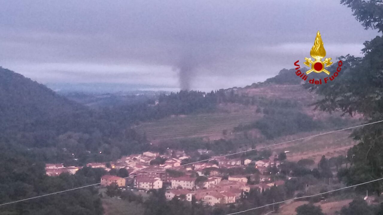 Incendio in una falegnameria: numerose squadre dei pompieri da più parti della Toscana