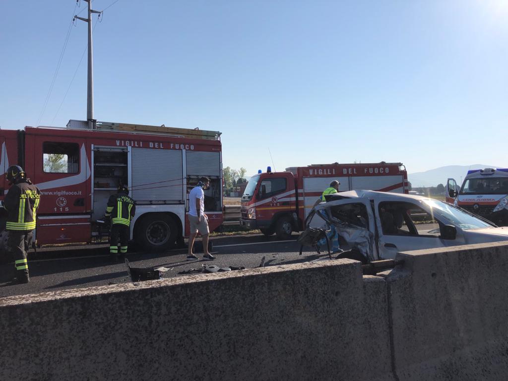 A11 incidente casello Prato ovest: traffico in tilt