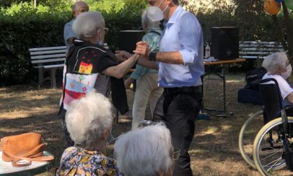 Musica e danze in giardino stamani per gli ospiti della RSA Santa Caterina de‘ Ricci a Prato. Si festeggia la normalità