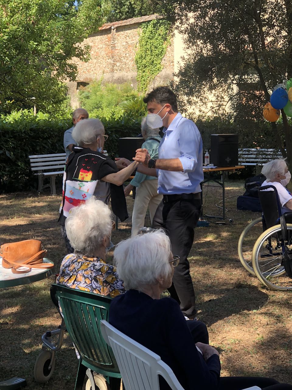 Musica e danze in giardino stamani per gli ospiti della RSA Santa Caterina de‘ Ricci a Prato. Si festeggia la normalità