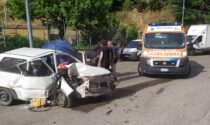 Perde il controllo dell'auto e sbatte contro un lampione: paura sulla via nuova per Migliana