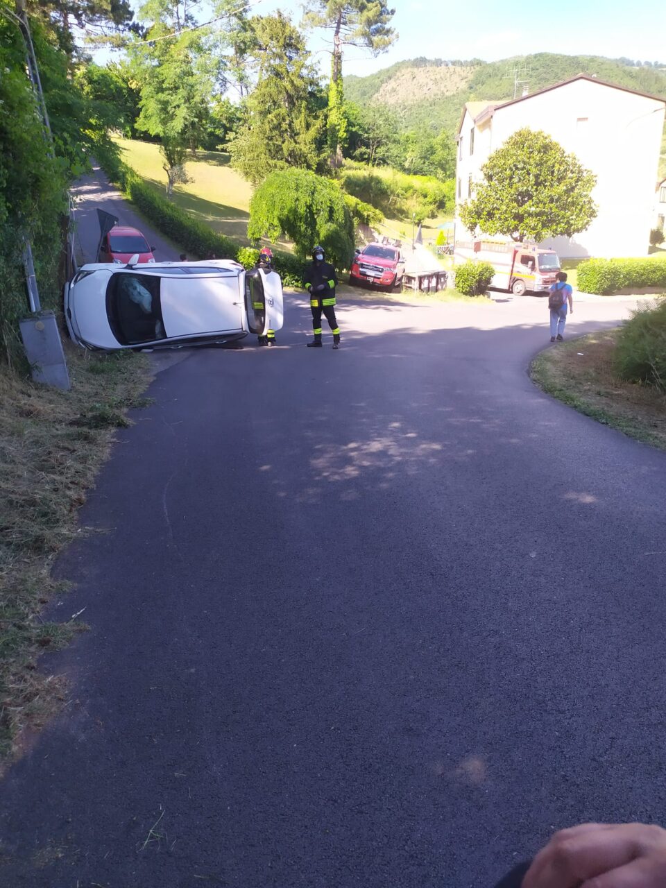 Elisoccorso in azione a Vernio dopo il ribaltamento di un’auto