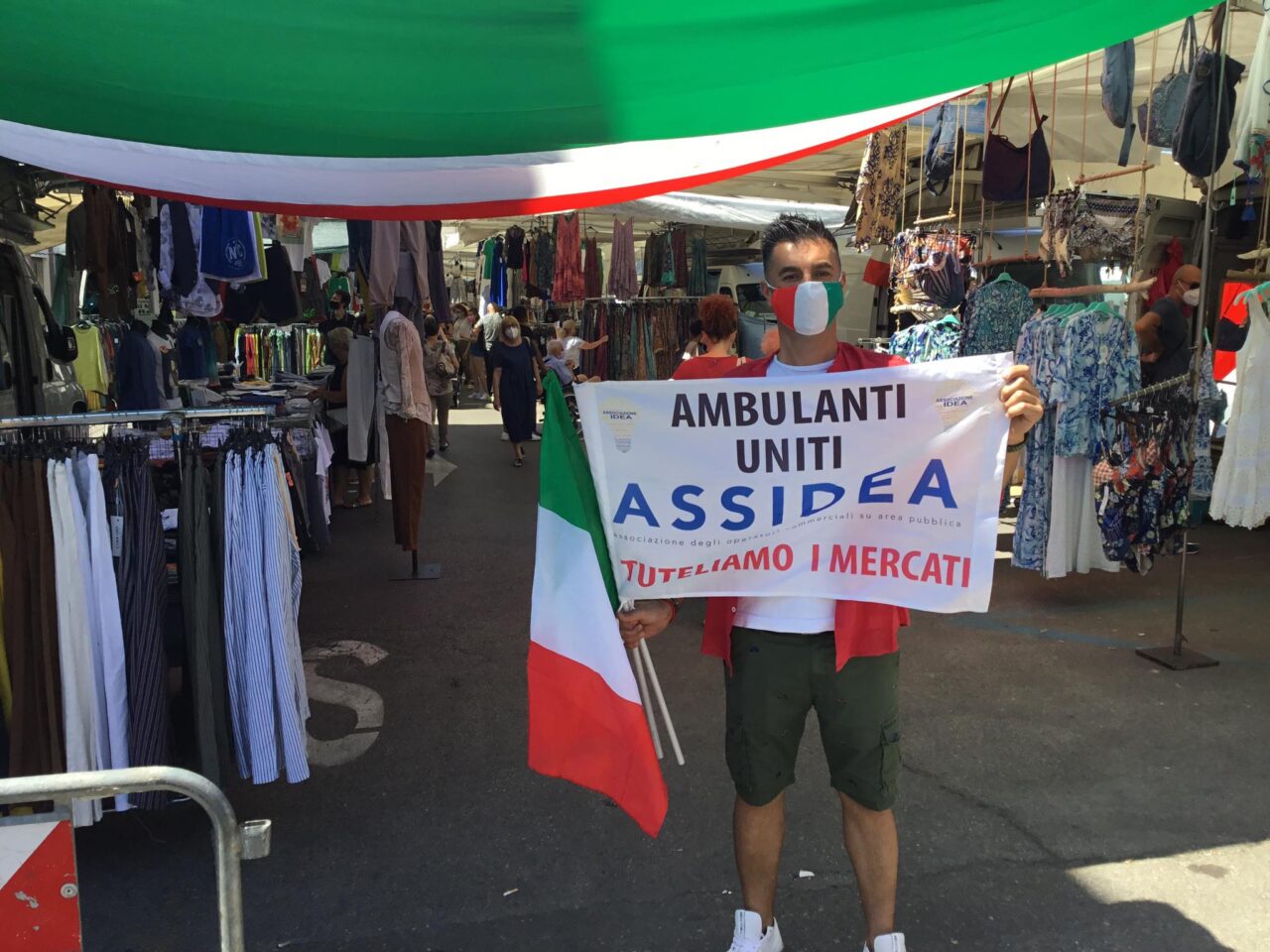 Gli ambulanti del mercato di Sesto tifano l’Italia: in vista della partita, tanti tricolori tra i banchi