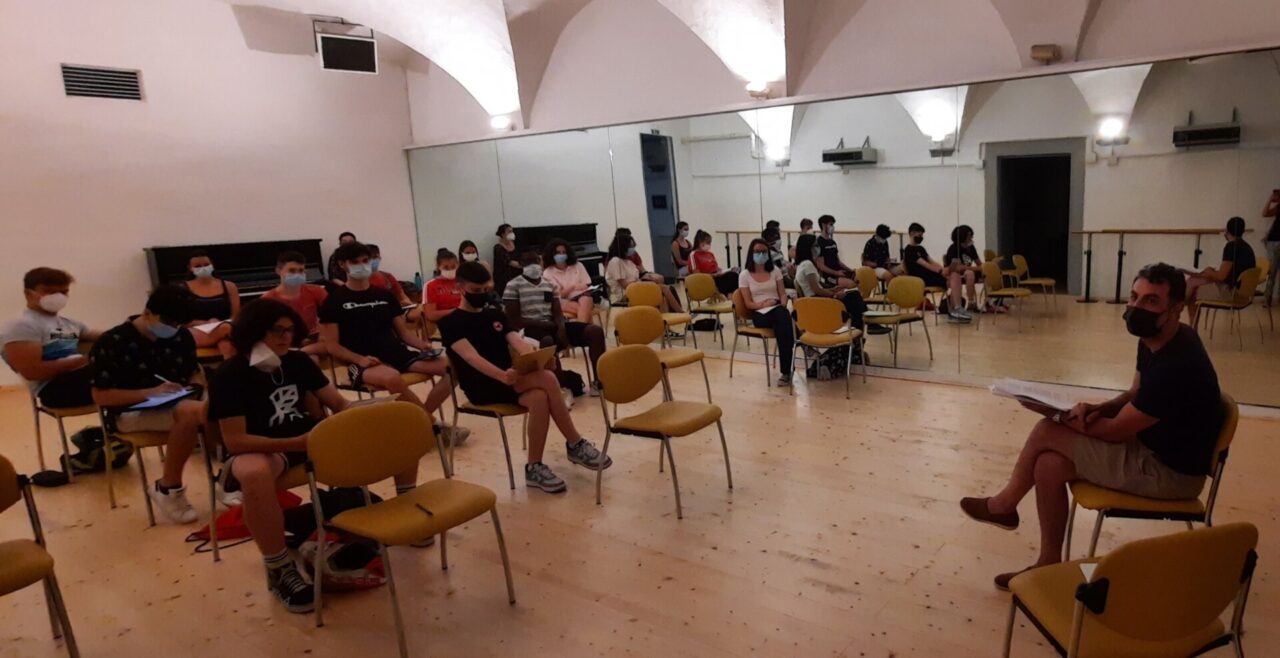 Dall’aula al palcoscenico: la scuola non va in vacanza (ma va a teatro) per 25 studenti del Copernico