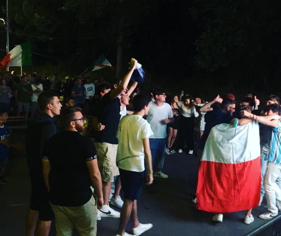 Finale degli Europei di calcio, caroselli sui viali e persone in strada ma nessuna particolare criticità