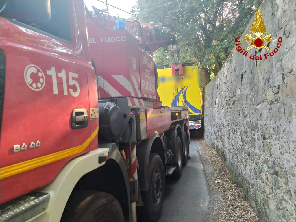 Mezzo pesante rimane incastrato in via Santa Marta