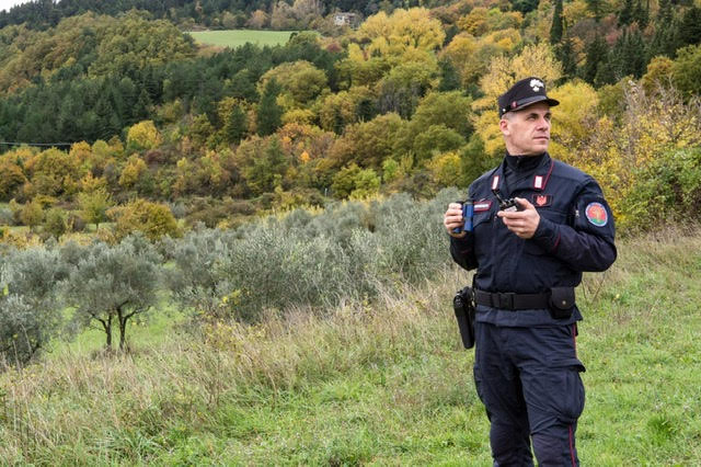 Brucia le potature e provoca un incendio nel bosco