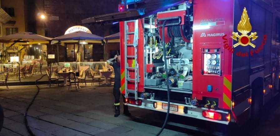Incendio in piazza Signoria: va a fuoco la cucina di un ristorante