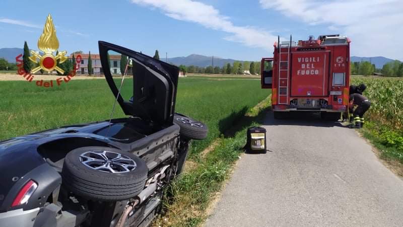 Vettura si ribalta su un fianco: intervengono i Vigili del Fuoco