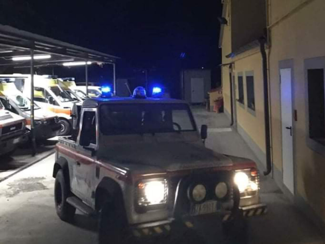 Una squadra antincendio della Pubblica Assistenza di Signa è partita per Valdicastello: il vasto incendio minaccia alcune abitazioni