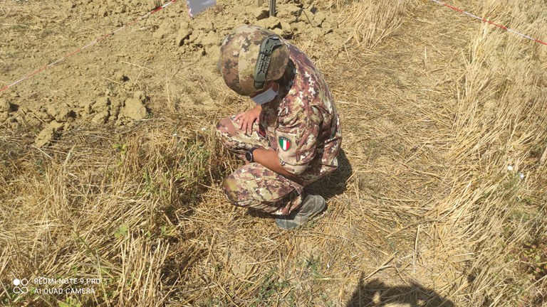 Bambino aretino gioca con il metal detector e trova una granata