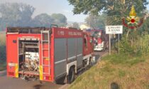 In corso un vasto incendio in via Argine Strada - GUARDA IL VIDEO