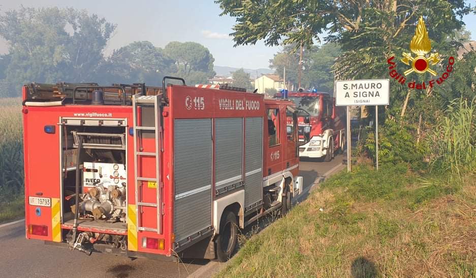 In corso un vasto incendio in via Argine Strada – GUARDA IL VIDEO