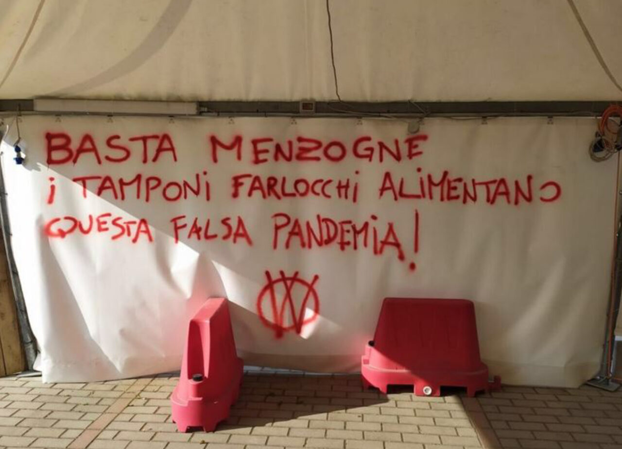 Drive Through imbrattati da No Vax a Castelfiorentino e Empoli. Indagini in corso