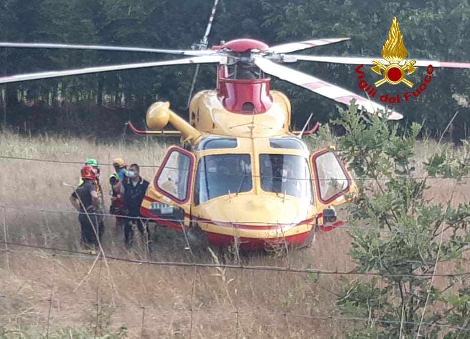 Un fantino, disarcionato dal proprio cavallo, precipita  in una scarpata