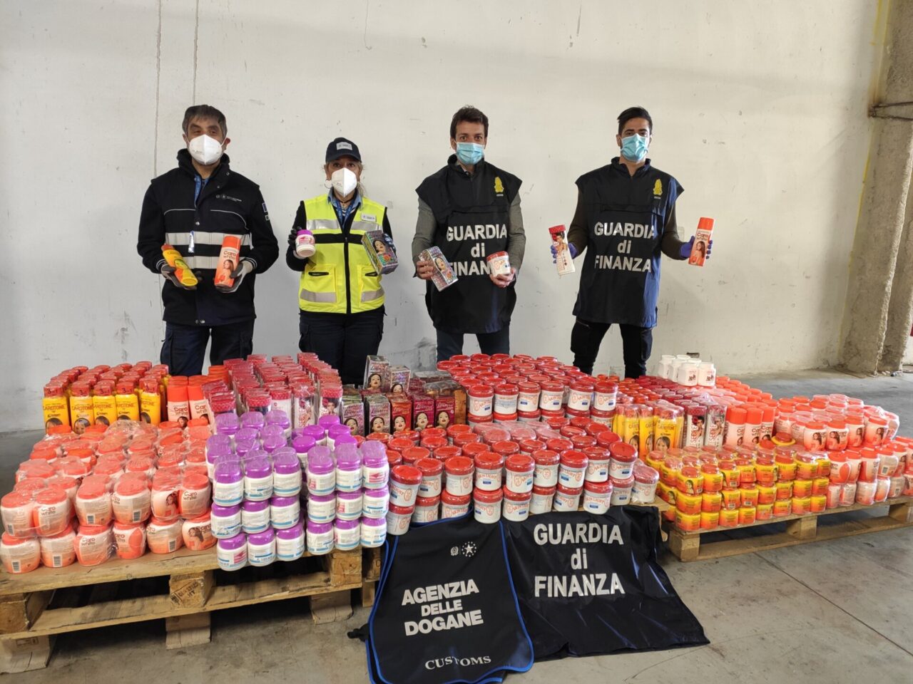 La Finanza sequestra quasi 350kg di cosmetici all’aeroporto di Peretola