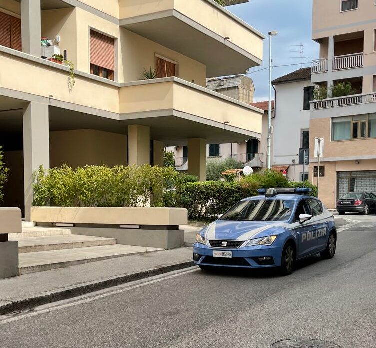 Compiono rapine su cittadini cinesi con auto prese a noleggio: due arresti della Polizia a Prato