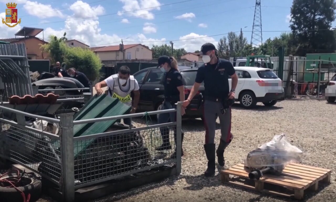 Officina abusiva e discarica a cielo aperto scoperte dalla Polizia di Stato vicino alle Cascine